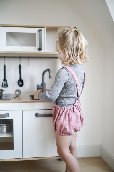 enfant portant un bloomer et un pull