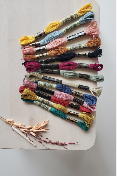 Lot de 13 fils à broder