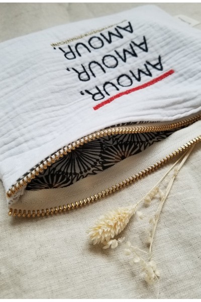 pochette brodée amour