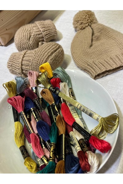 Lot de 13 fils à broder