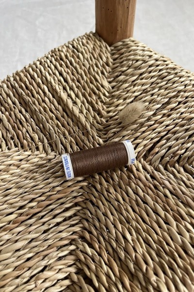 fil à coudre marron