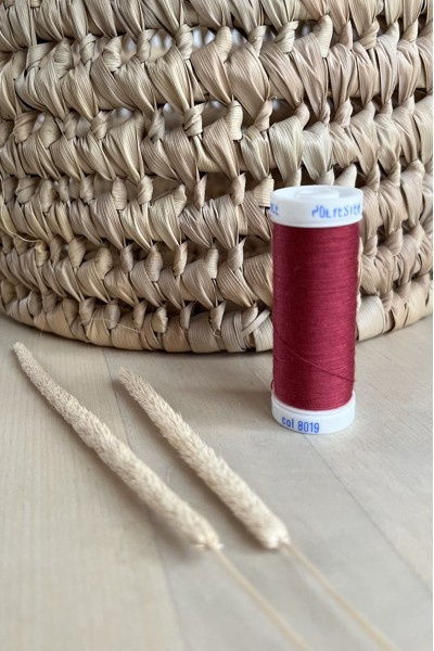 Fil à coudre polyester cerise