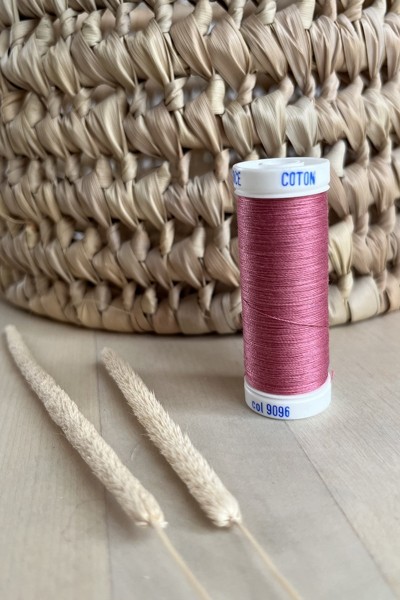 Fil à coudre coton rose