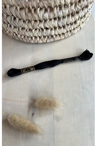 Lot de 14 fils à broder