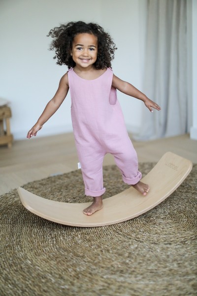 Petite fille portant une salopette.