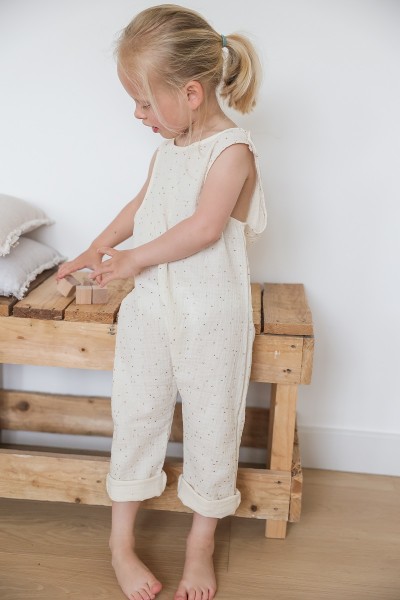 Petite fille portant une salopette.