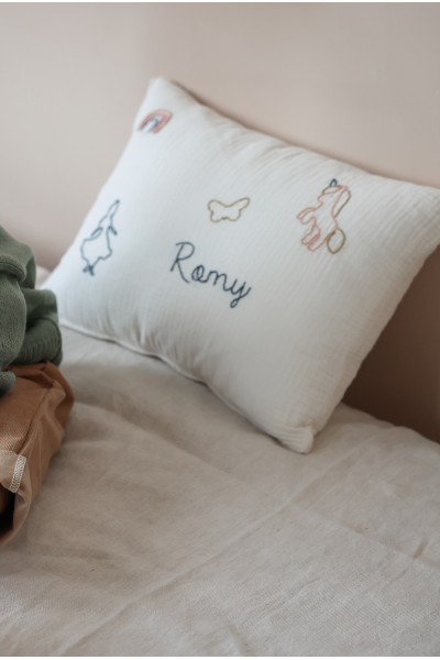coussin brodé licorne