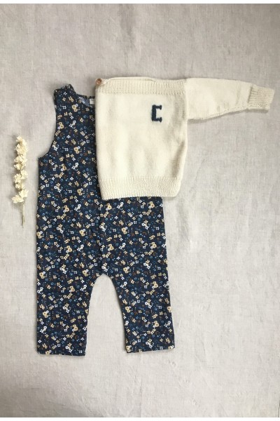 look pull beige et salopette fleurie